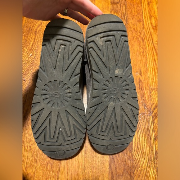 Woman’s Ugg Mini Bailey Boots - Picture 7 of 7